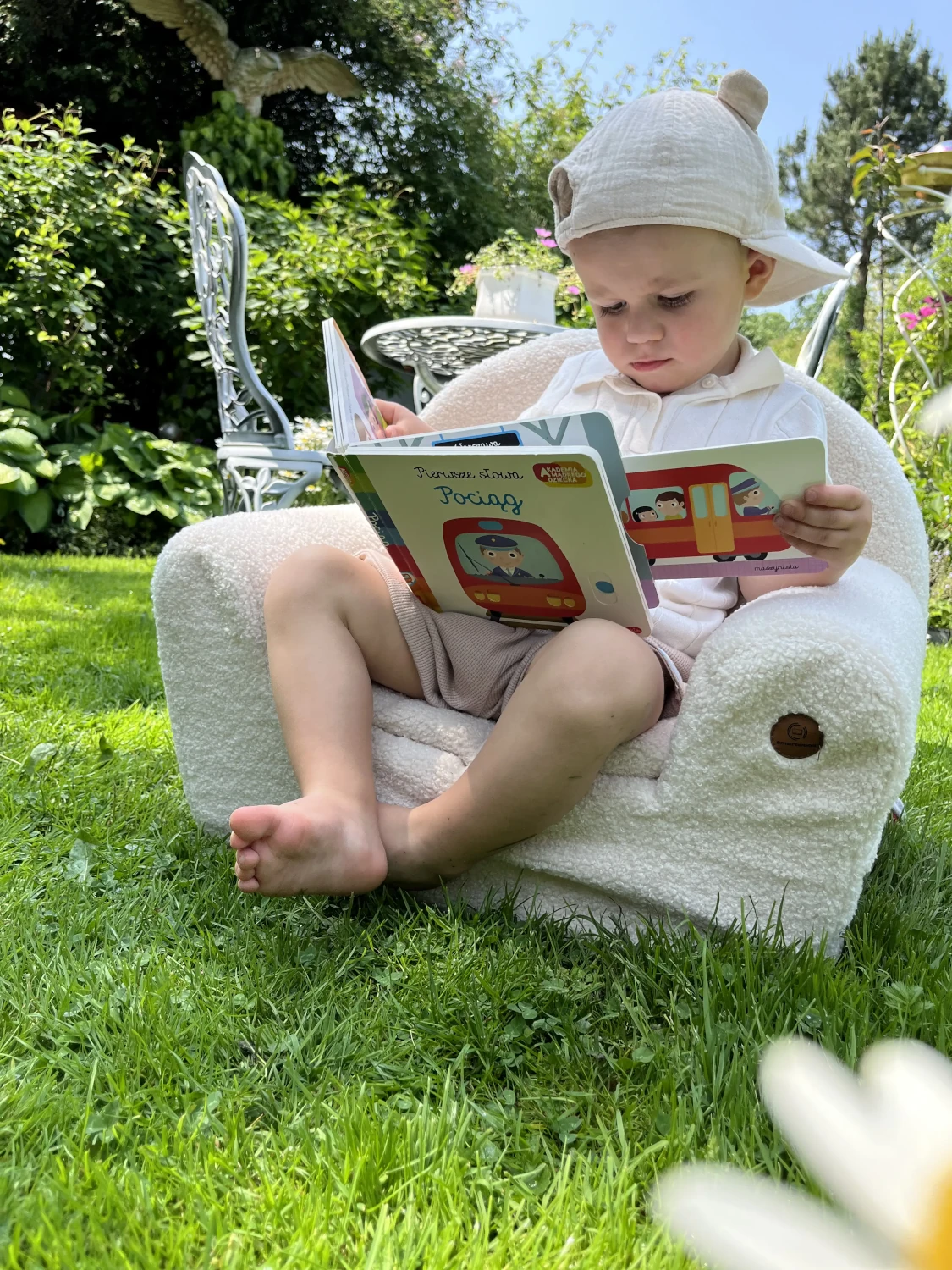 Dziecko czytające książeczkę i siedzące na piankowym foteliku BUBU